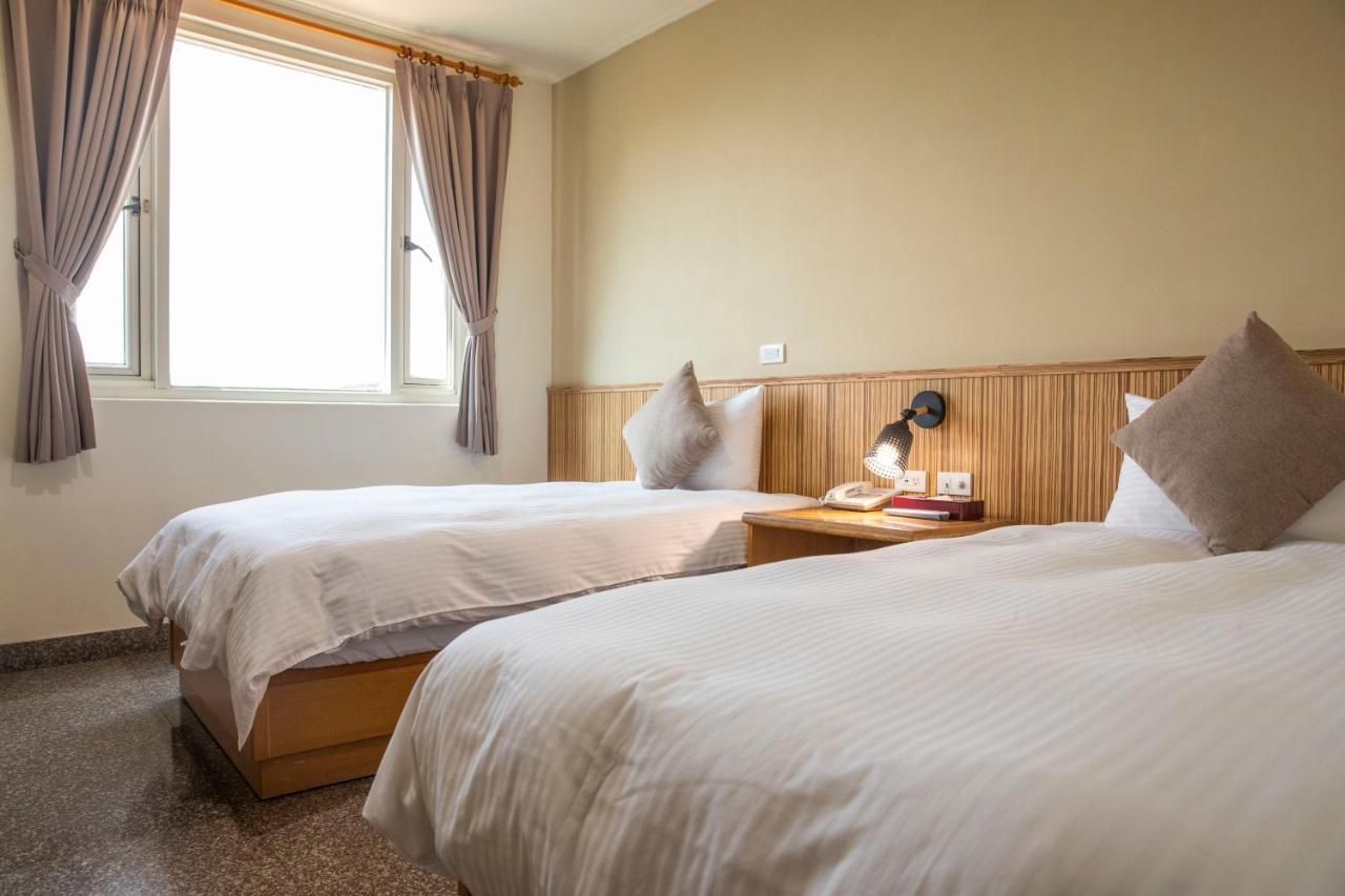 Holiday Hotel Nangan Luaran gambar