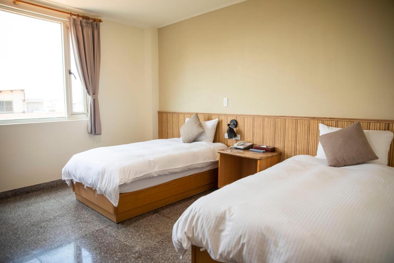 Holiday Hotel Nangan Luaran gambar